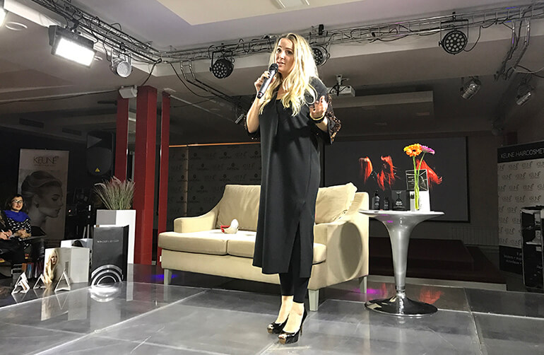 Мэрриет Гейкс международный директор Keune Haircosmetics по инновациям в окрашивании keune bond fusion presentation 4